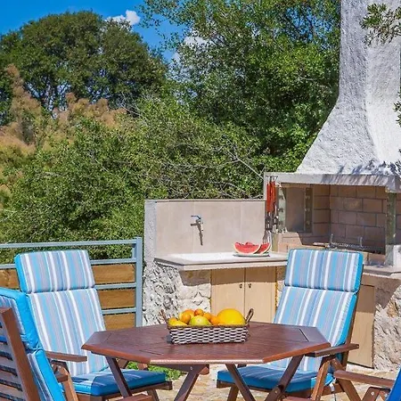 فيلة Sleeps 5 Pool Air Con Wifi Katouna